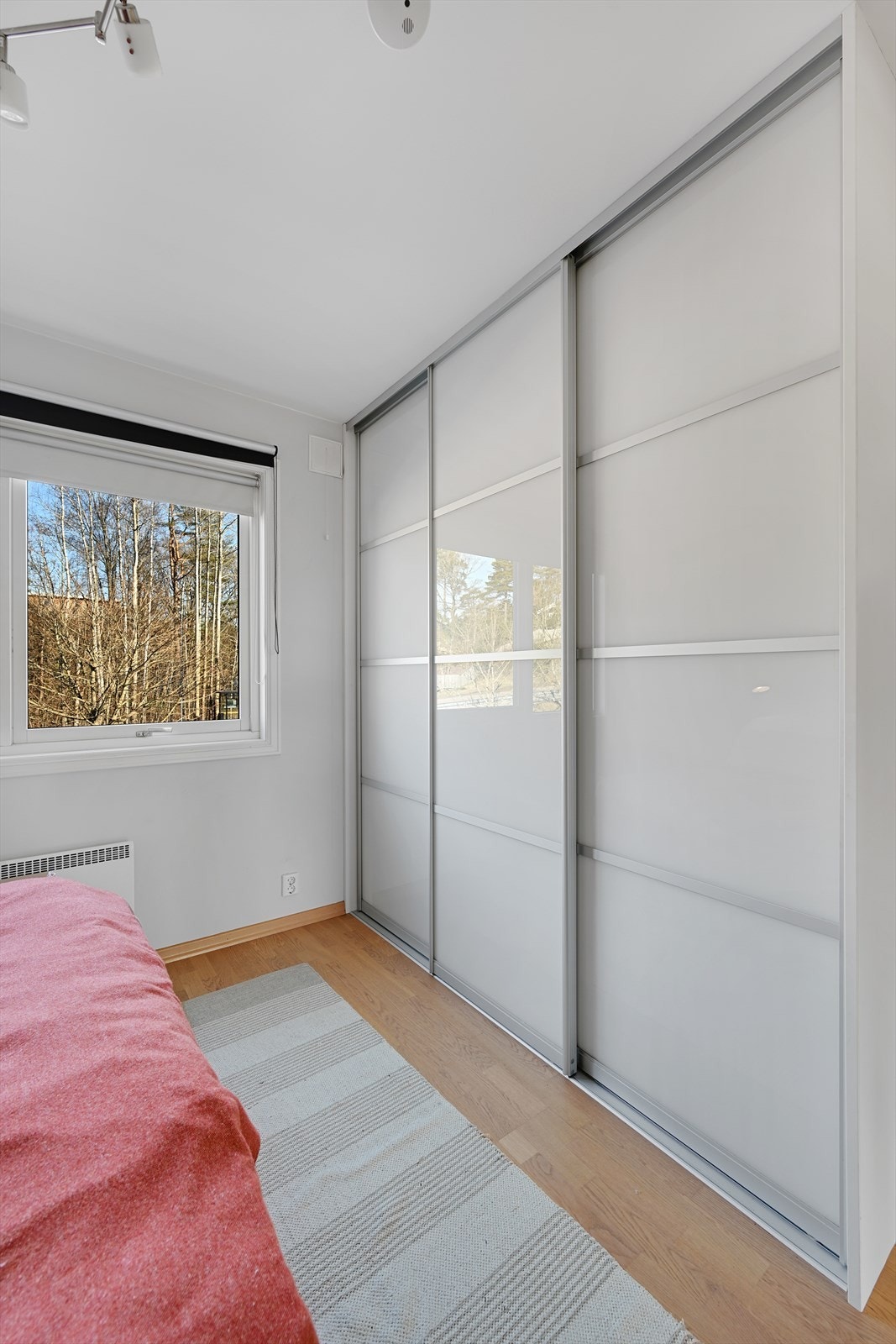 Integrert garderobeskap for god oppbevaring. Galleribilde