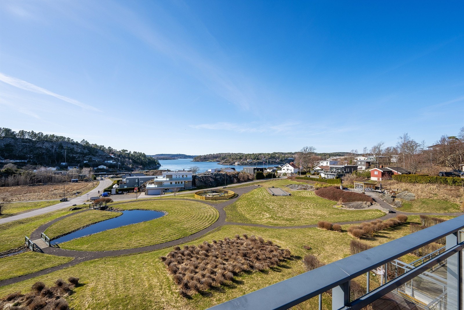 Tjøme har fantastisk natur å tilby, både til lands - og vanns og noe av dette er forsøkt gjenspeilet i fellesarealene. Bekken fra Kjynna er blant annet revitalisert til et vannspeil foran bebyggelsen Galleribilde