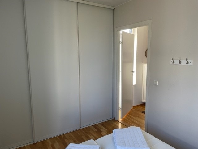 Skyvedørsgarderobe på hovedsoverom Galleribilde