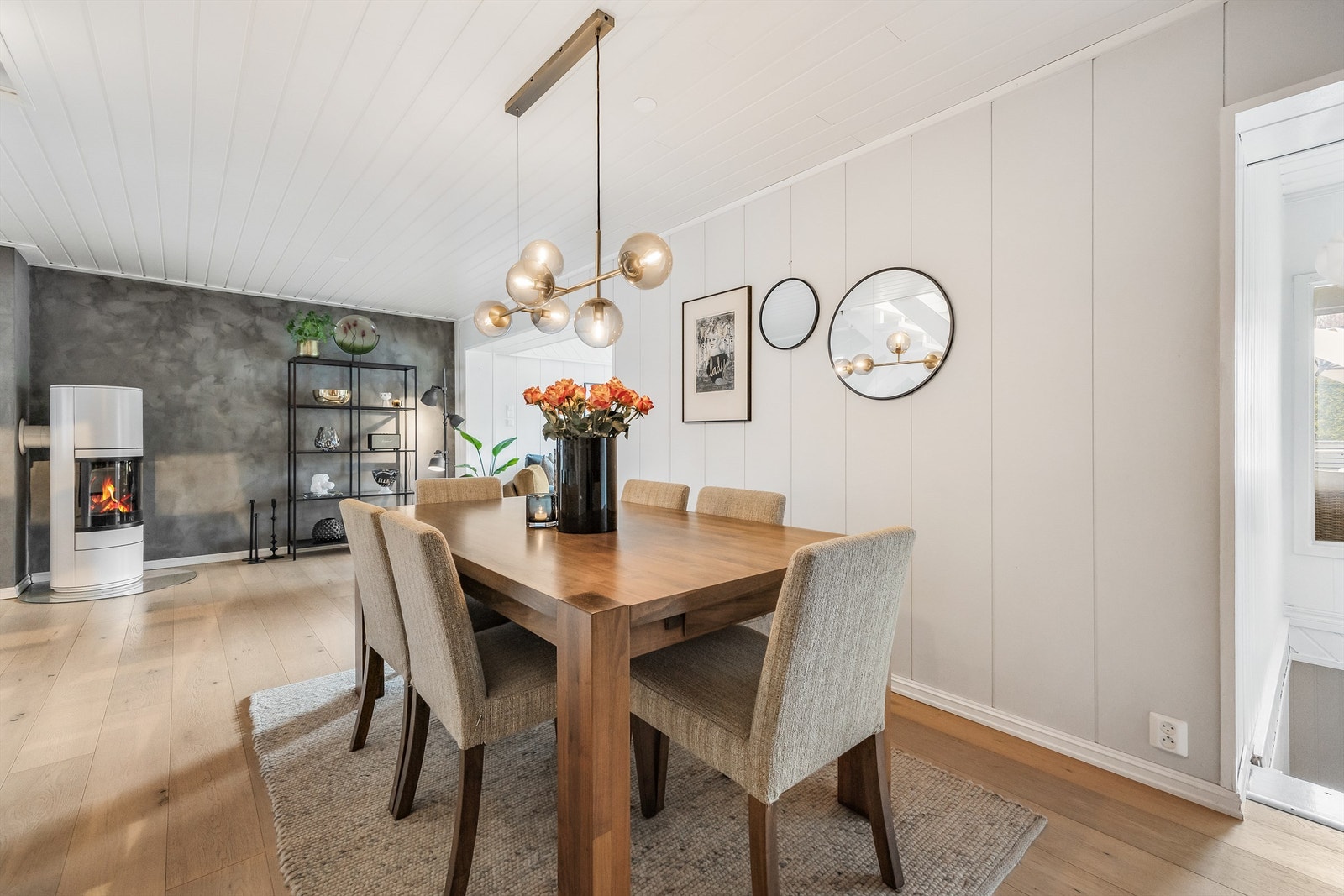 Gjennomgående parkett på gulvet i stue og spisestue. Galleribilde