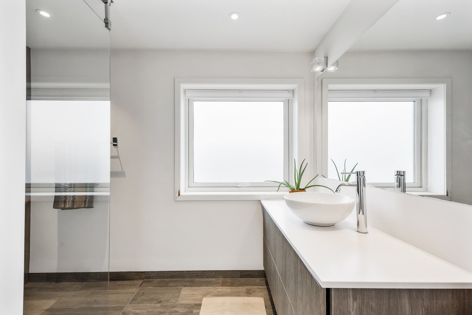 Vinduene på badet gir naturlig lys, samtidig som de skjermer for innsyn. Galleribilde
