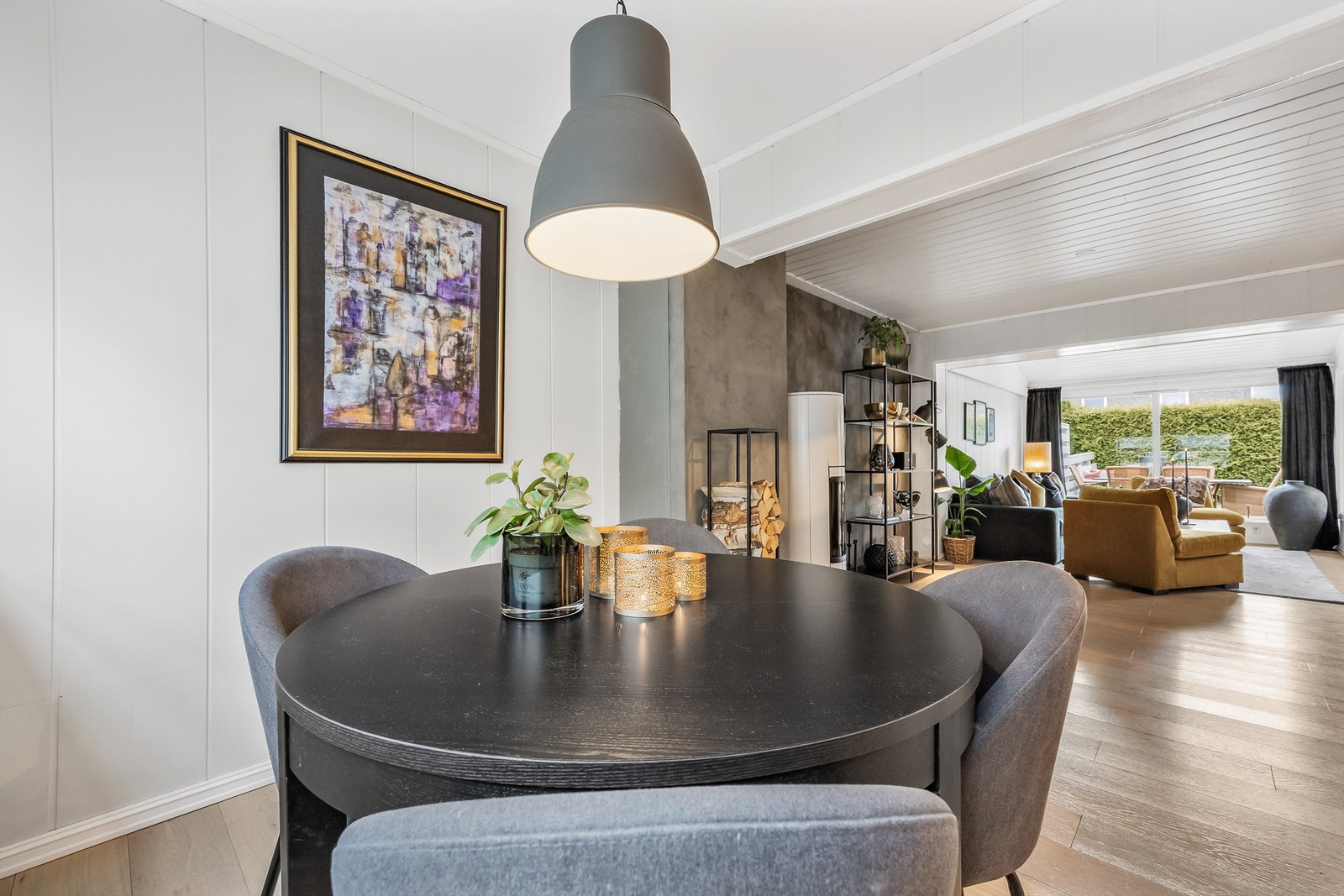God plass til både spisebord og en sosial krok ved kjøkkenet. Galleribilde