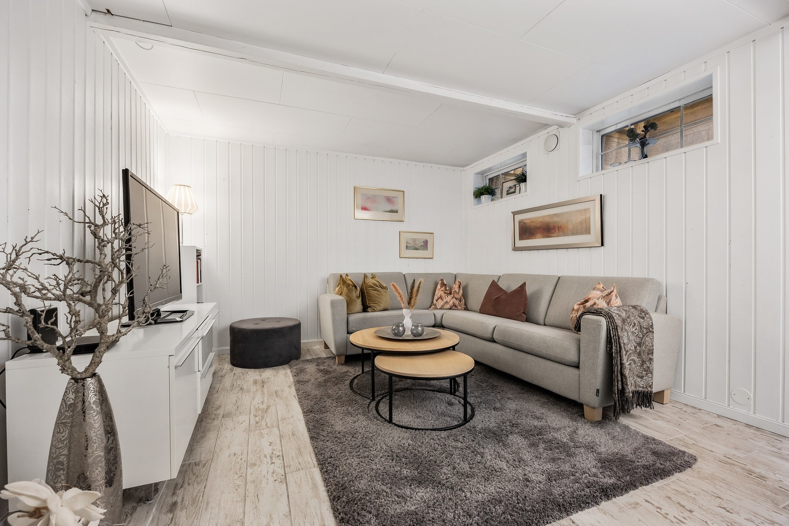Innredet rom i kjelleren med malt panel på veggene. Rommet er ikke godkjent for varig opphold. Galleribilde
