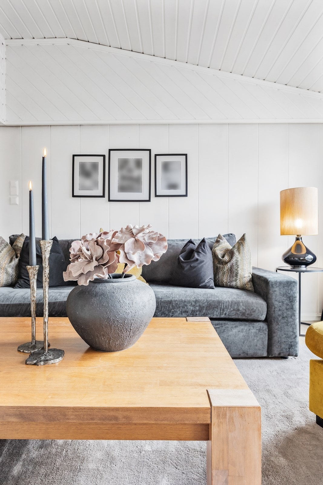 Stuen har god plass til en romslig sofagruppe. Galleribilde