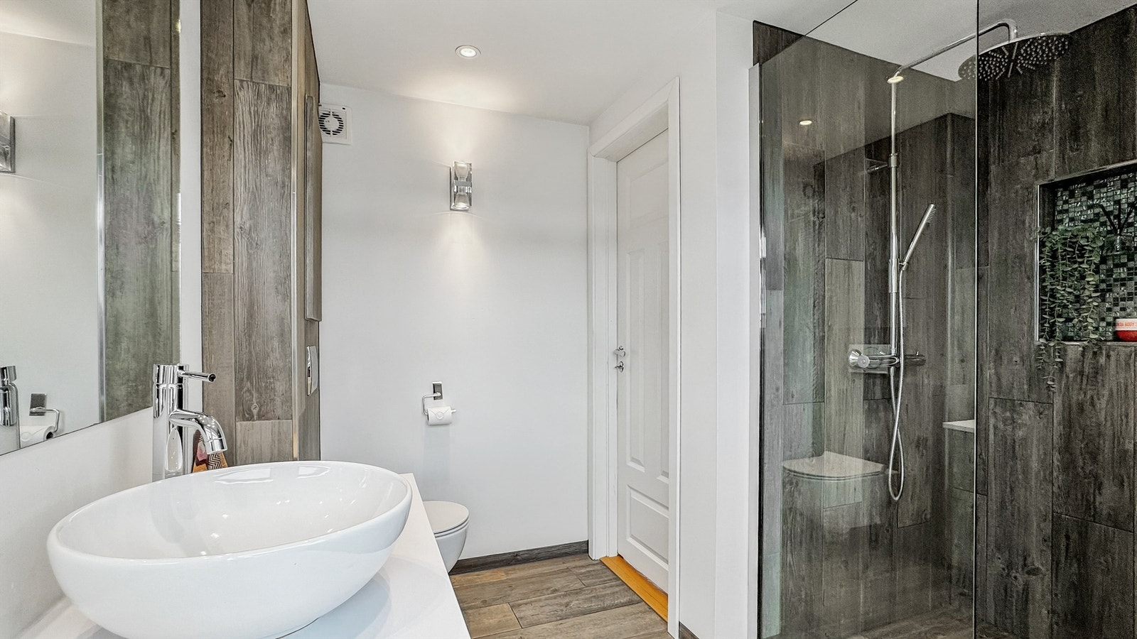 Hovedbadet er utstyrt med en romslig servantinnredning og speil med overlys. Galleribilde