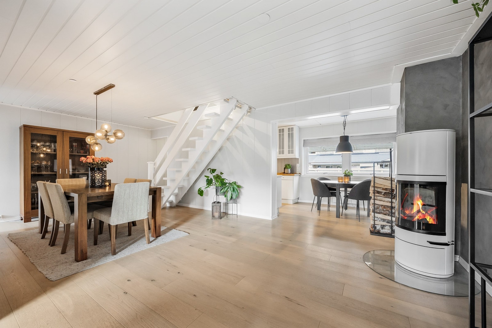 Spisestuen har god plass til langbord og ligger i direkte tilknytning til kjøkkenet. Galleribilde