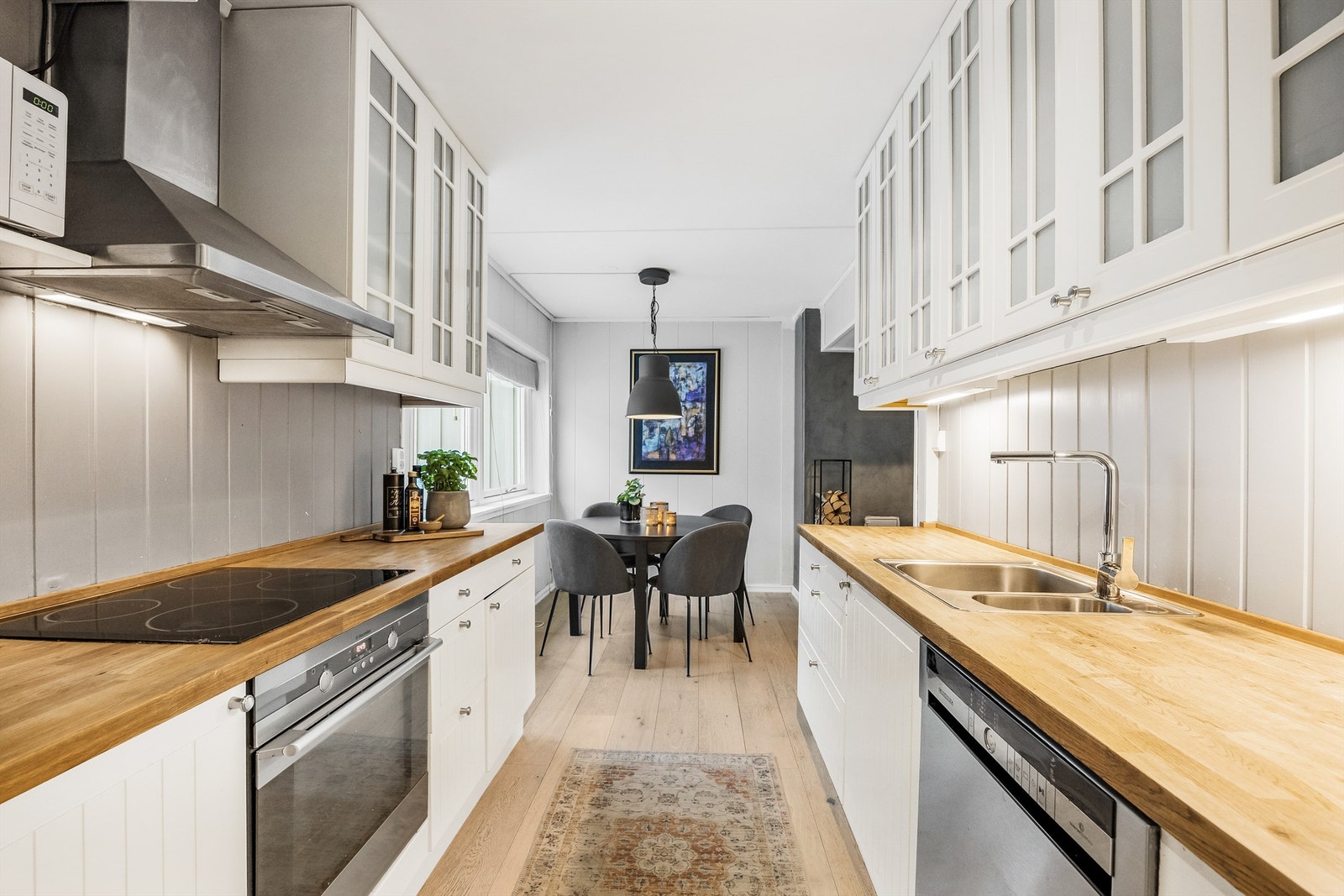 Her er det integrert stekeovn og platetopp, samt rikelig med skap- og benkeplass. Galleribilde