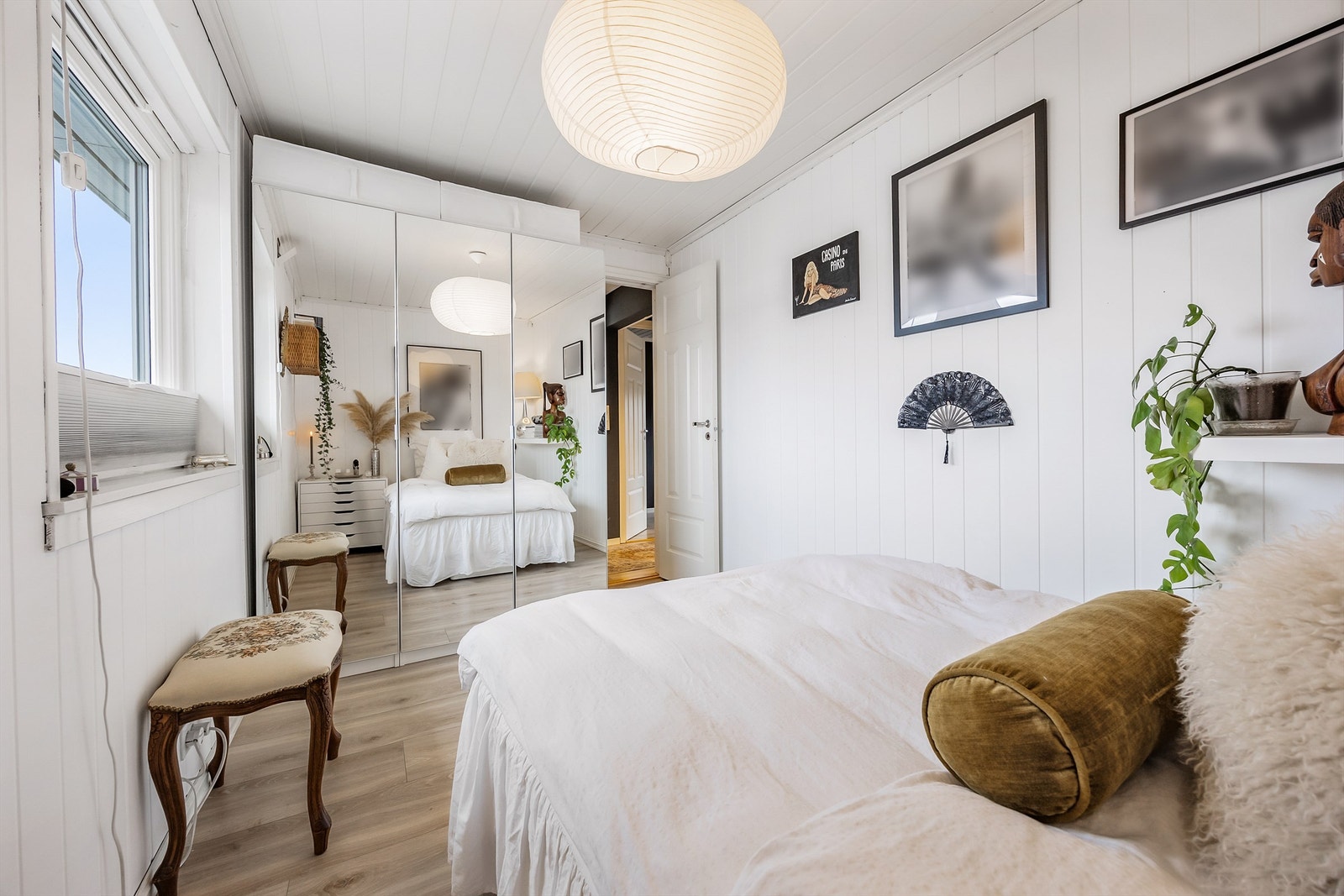 Et av soverommene, med god plass til seng og garderobeløsning. Galleribilde