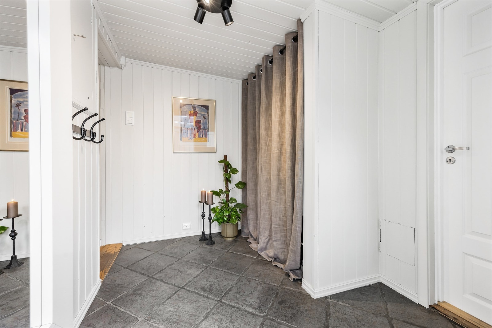 Entréen har flislagt gulv med gulvvarme og god plass til å henge fra seg yttertøy. Galleribilde