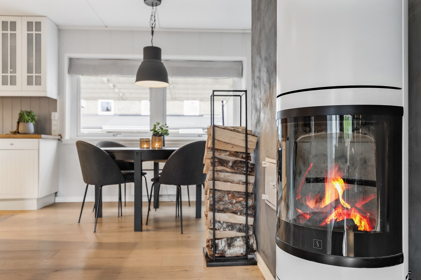 Peisovnen i spisestuen gir ekstra varme og hygge på kalde dager. Galleribilde