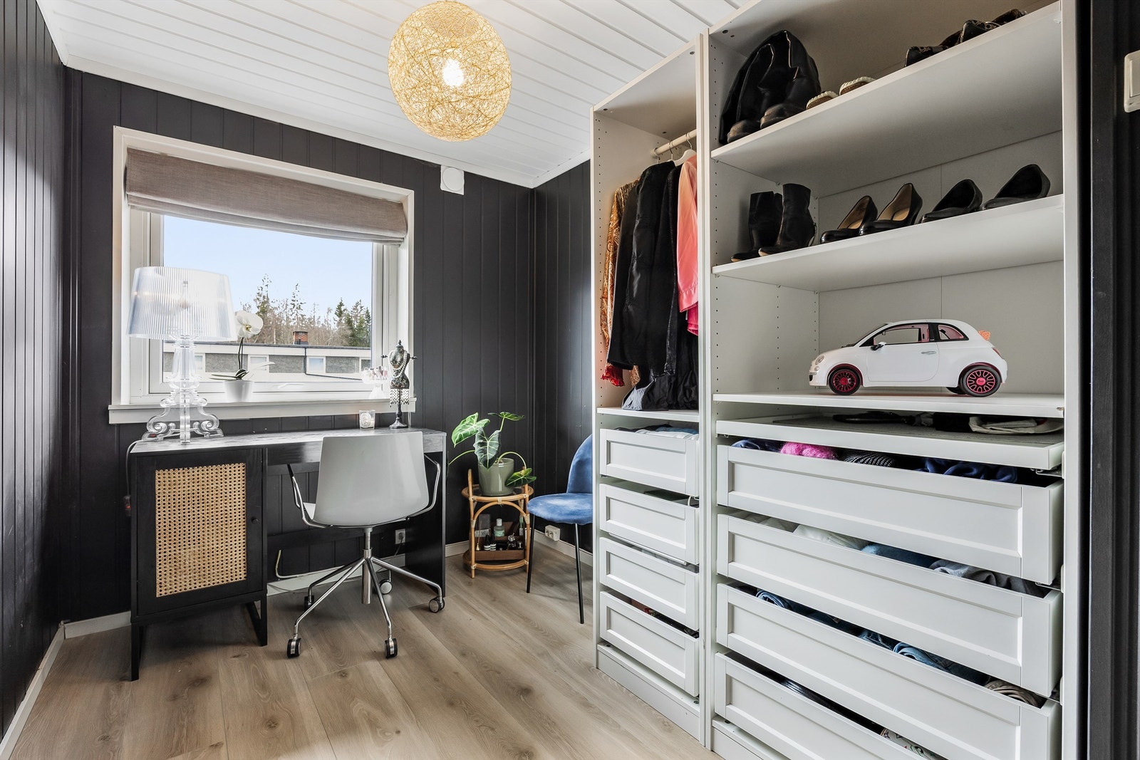 Det tredje soverommet er i dag innredet som kontor med en smart garderobeløsning. Galleribilde
