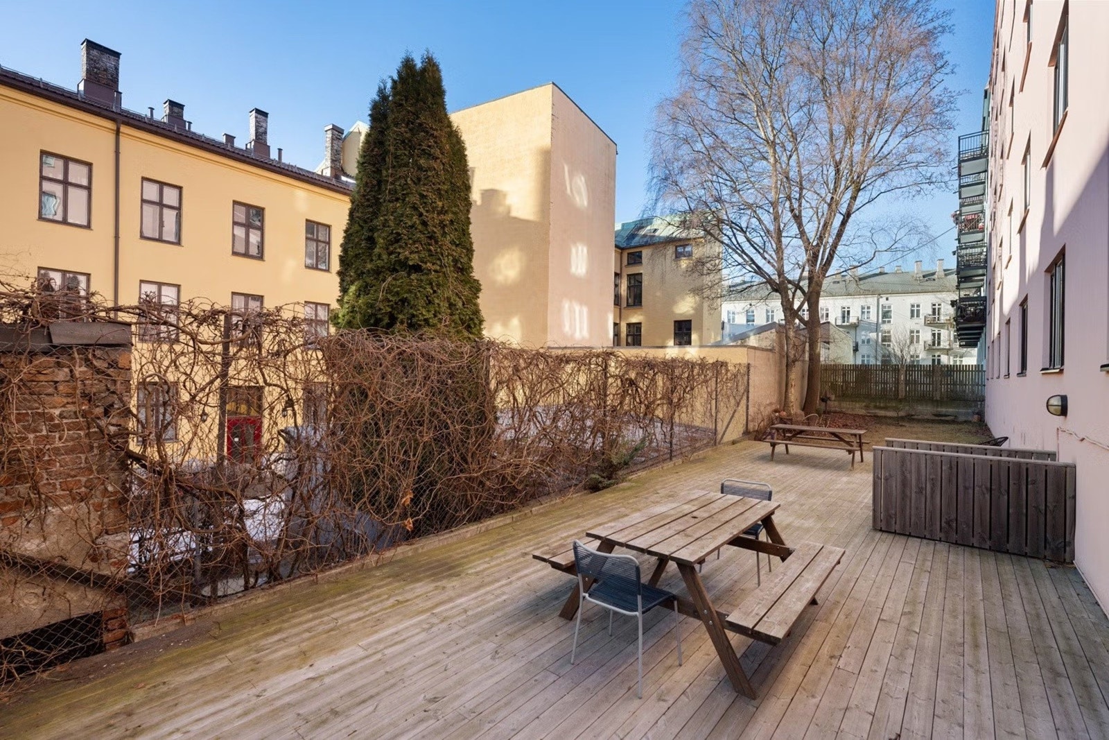 Den stille bakgården har sittegrupper. Galleribilde