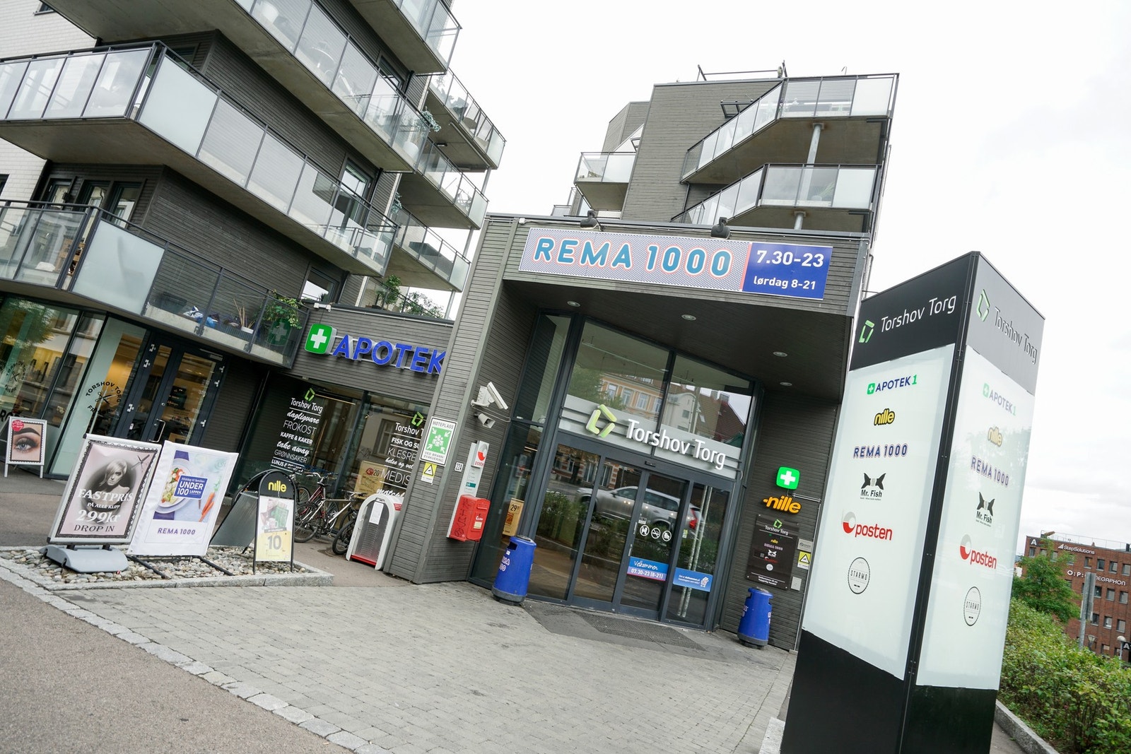 Torshov Torg med bl.a. Rema 1000, sushirestaurant, apotek, blomsterbutikk m.m. Galleribilde