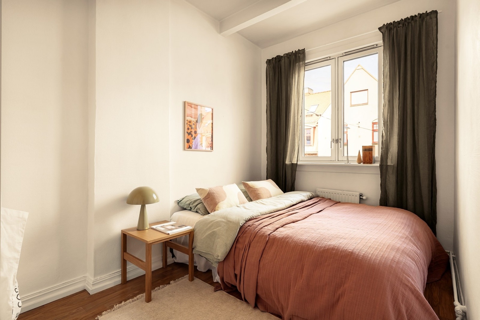 Romslig soverom med plass til dobbeltseng. Galleribilde