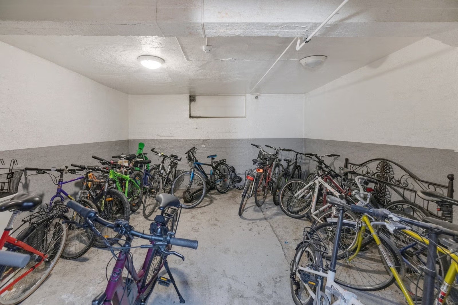 Innendørs sykkelparkering. Galleribilde