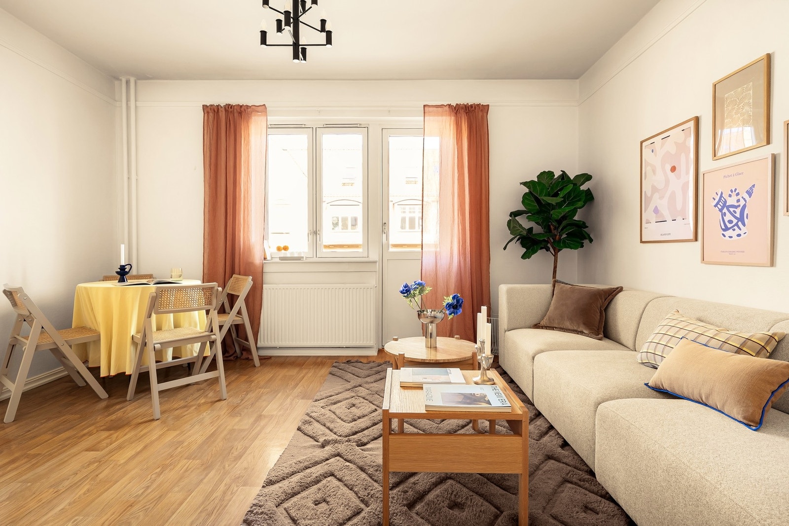 Romslig stue med plass til både sofagruppe og spisebordsgruppe. Galleribilde