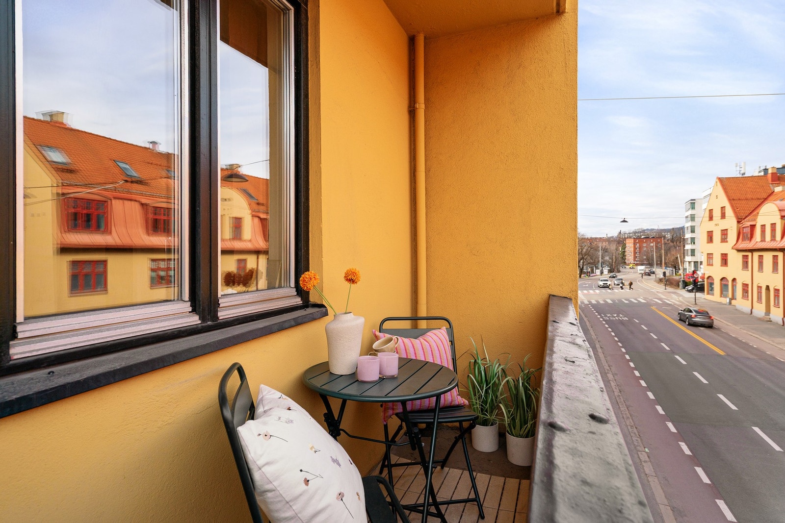 Fra stuen er det utgang til balkong. Galleribilde