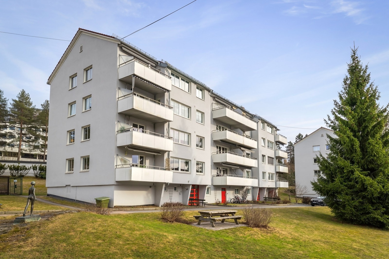 Boligen har en god intern beliggenhet på enden i høy 1. etasje. Galleribilde
