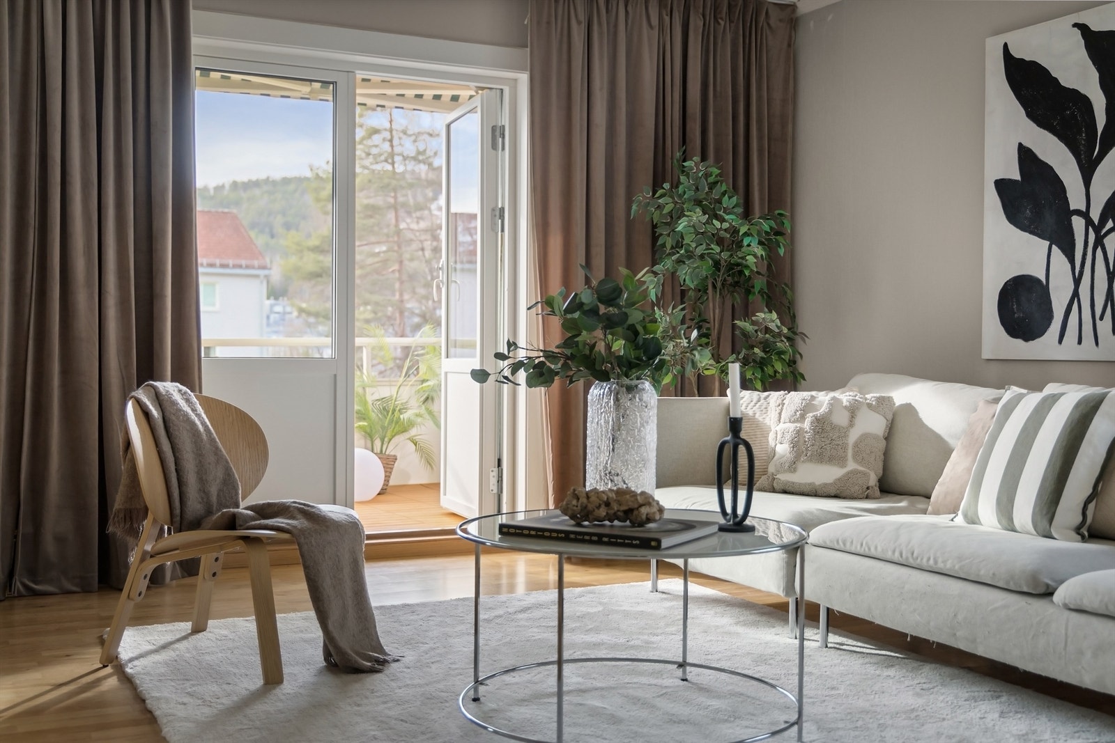 Fra stue er det utgang til vestvendt balkong Galleribilde