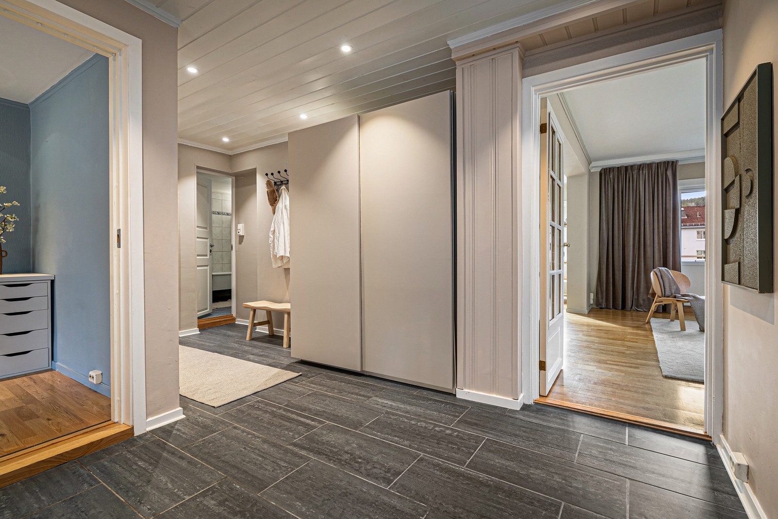 Innbydende og romslig entré med god plass til oppheng av tøy og oppbevaring av sko Galleribilde