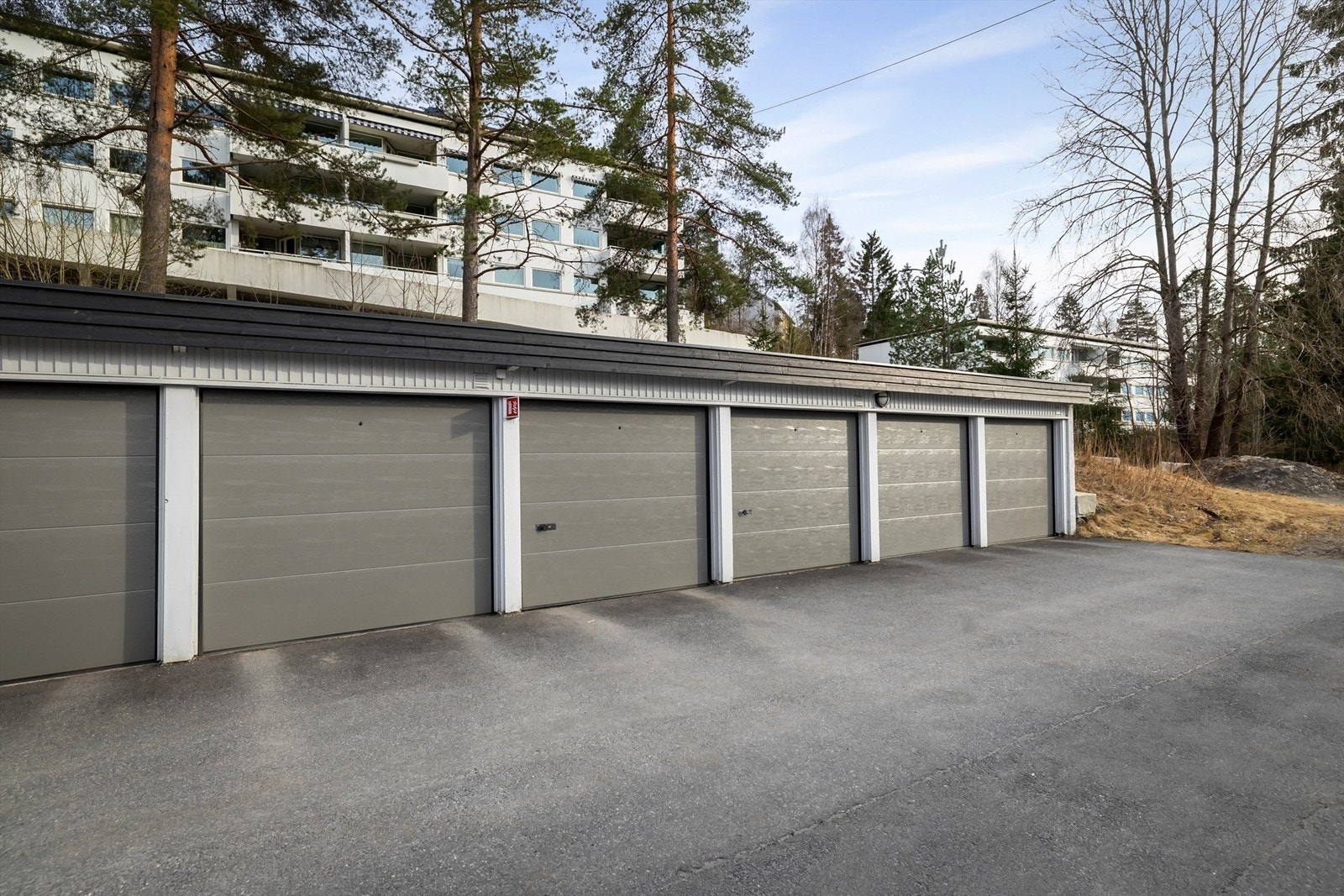 Selger eier en garasjeplass i Skauen garasjelag. Denne kan kjøpes separat til fastpris kr 130.000,-. Garasjen har elektronisk portåpner og elbil-lader Galleribilde