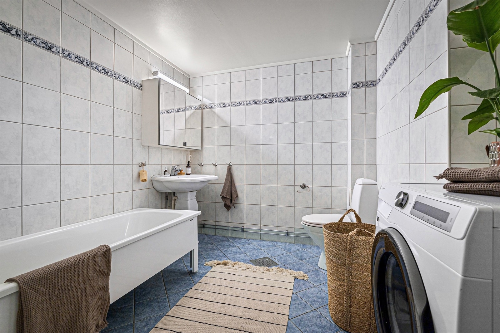 Flislagt bad rehabilitert av borettslaget i 2005. Badet har varmekabler og opplegg for vaskemaskin Galleribilde