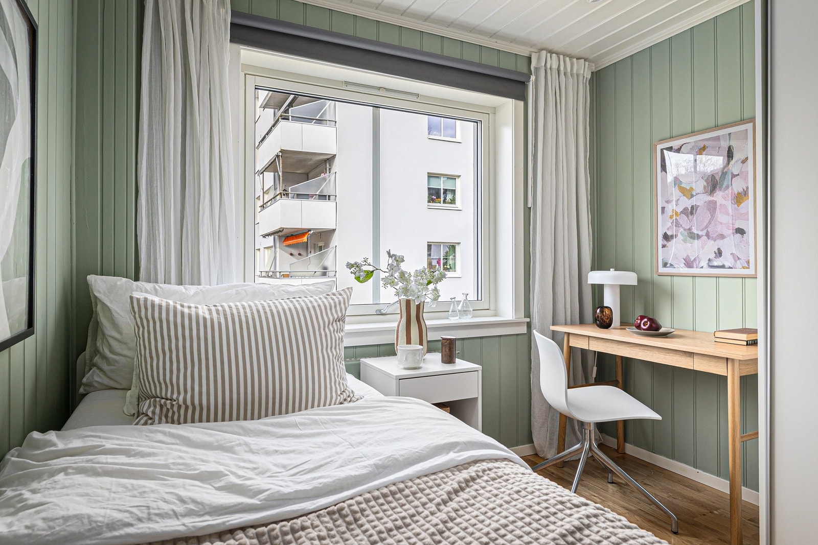 Plass til seng, garderobeskap og skrivepult Galleribilde