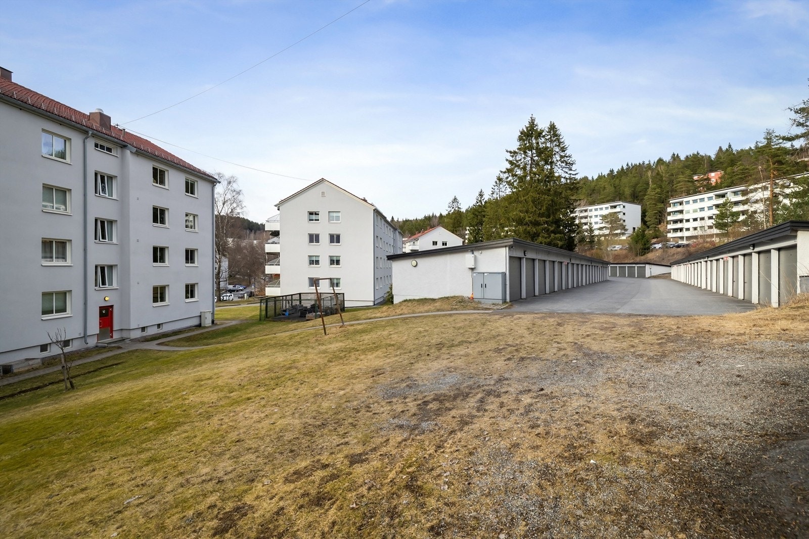 Garasjen ligger ca. 50 meter fra leiligheten Galleribilde