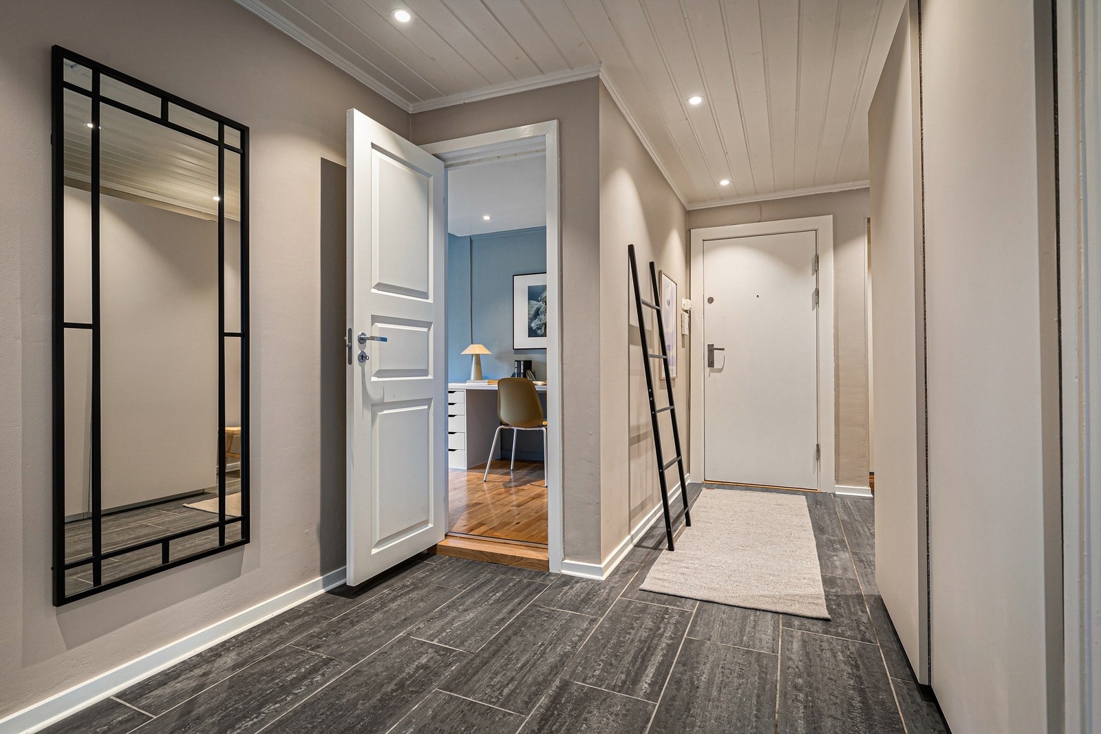 Skyvedørsgarderobe med lagringsplass. I tillegg disponerer boligen 4 eksterne boder; to i kjeller og to på loft Galleribilde