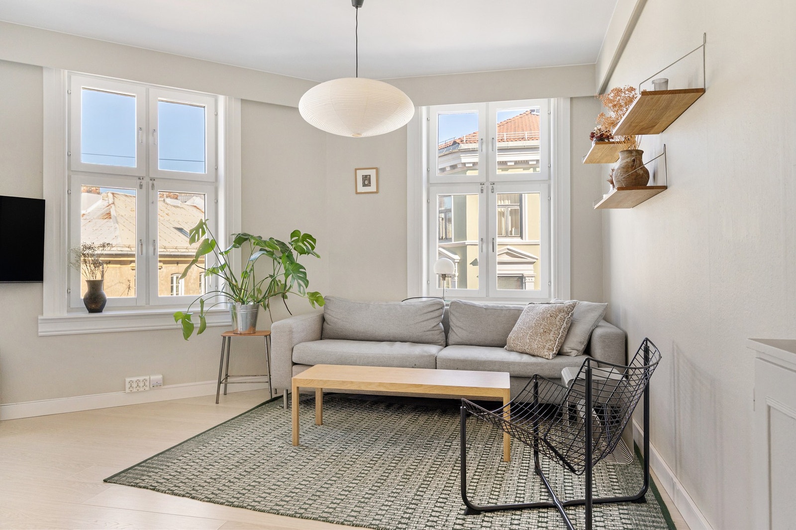Romslig og luftig stue med plass til stor sofagruppe og tilhørende møblement. Galleribilde