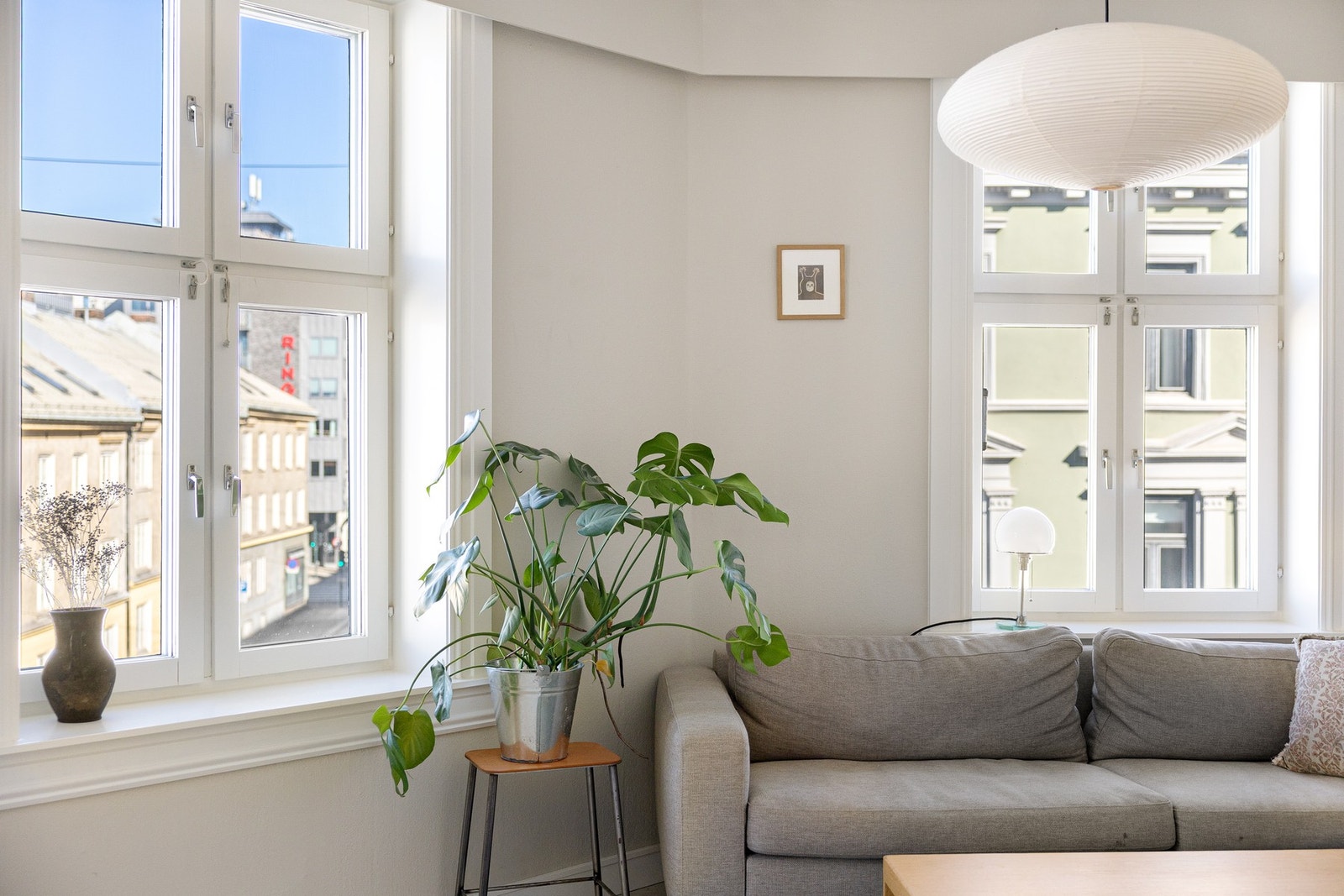 Store vindusflater som slipper inn rikelig med lys. Galleribilde