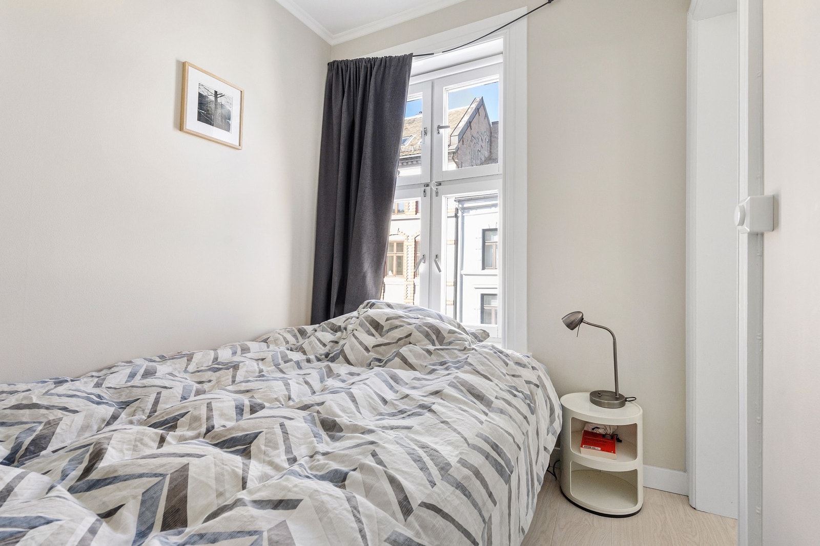 Romslig soverom med plass til dobbeltseng, nattbord og garderobe. Galleribilde