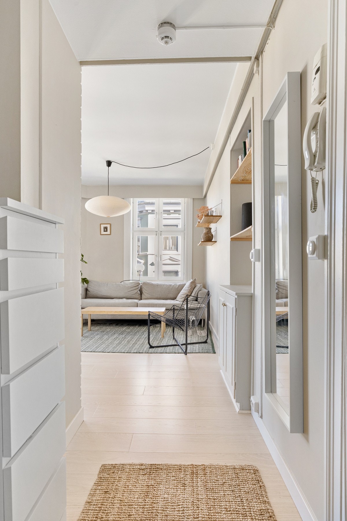 Lys og innbydende entré med gode oppbevaringsmuligheter. Galleribilde