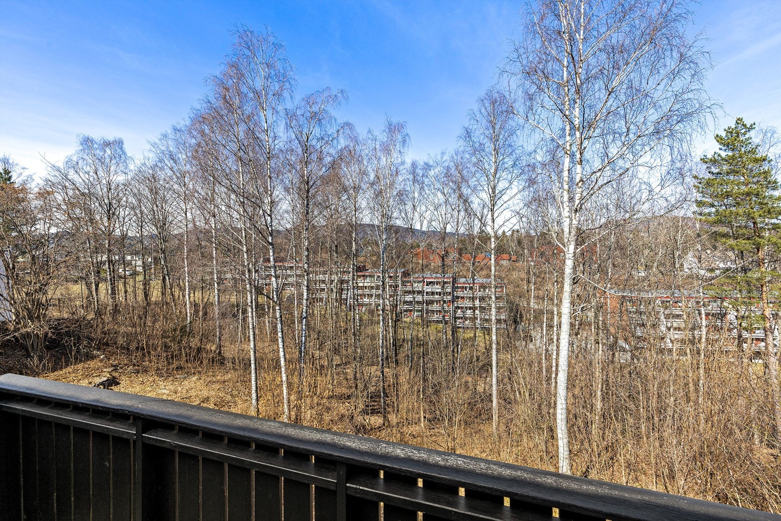 Balkongen med utgang fra stuen har plass til utemøbler og hyggelig utsyn mot grøntarealer. Galleribilde