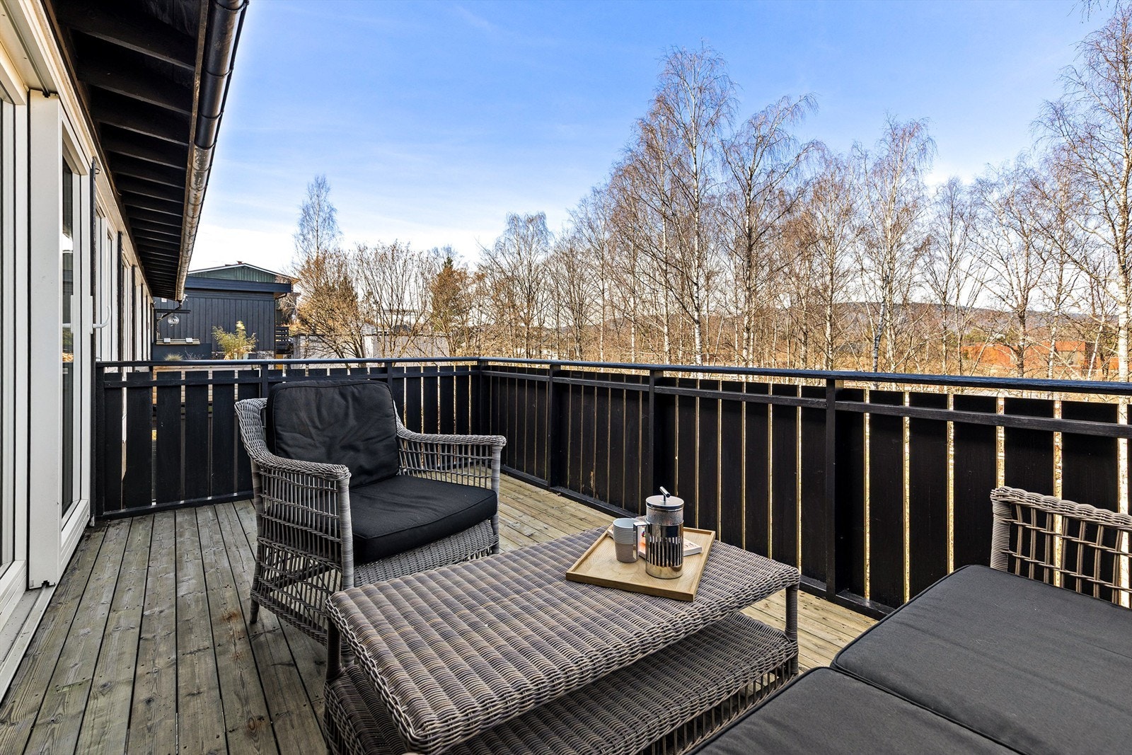 Balkongen med utgang fra stuen har plass til utemøbler og hyggelig utsyn mot grøntarealer. Galleribilde
