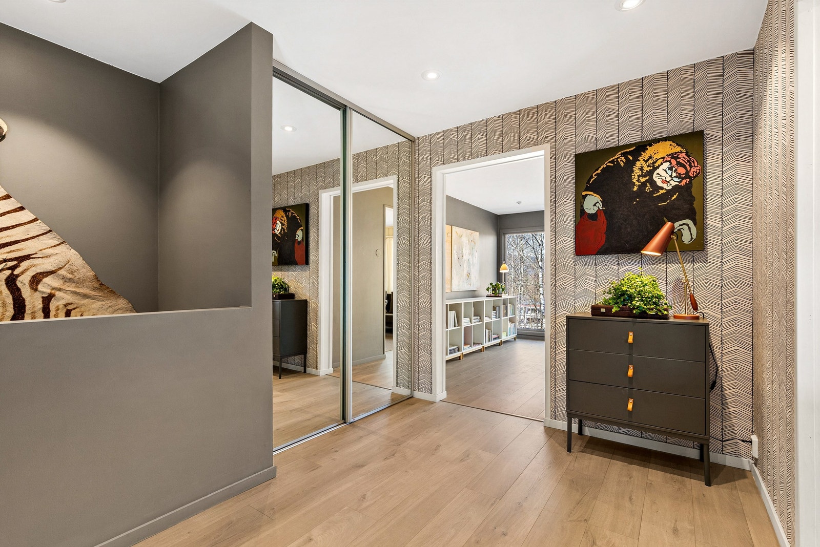 Entreen har en integrert skyvedørsgarderobe for oppbevaring av ytterklær og sko. Det er også plass til en kommode eller ekstra skap. Galleribilde