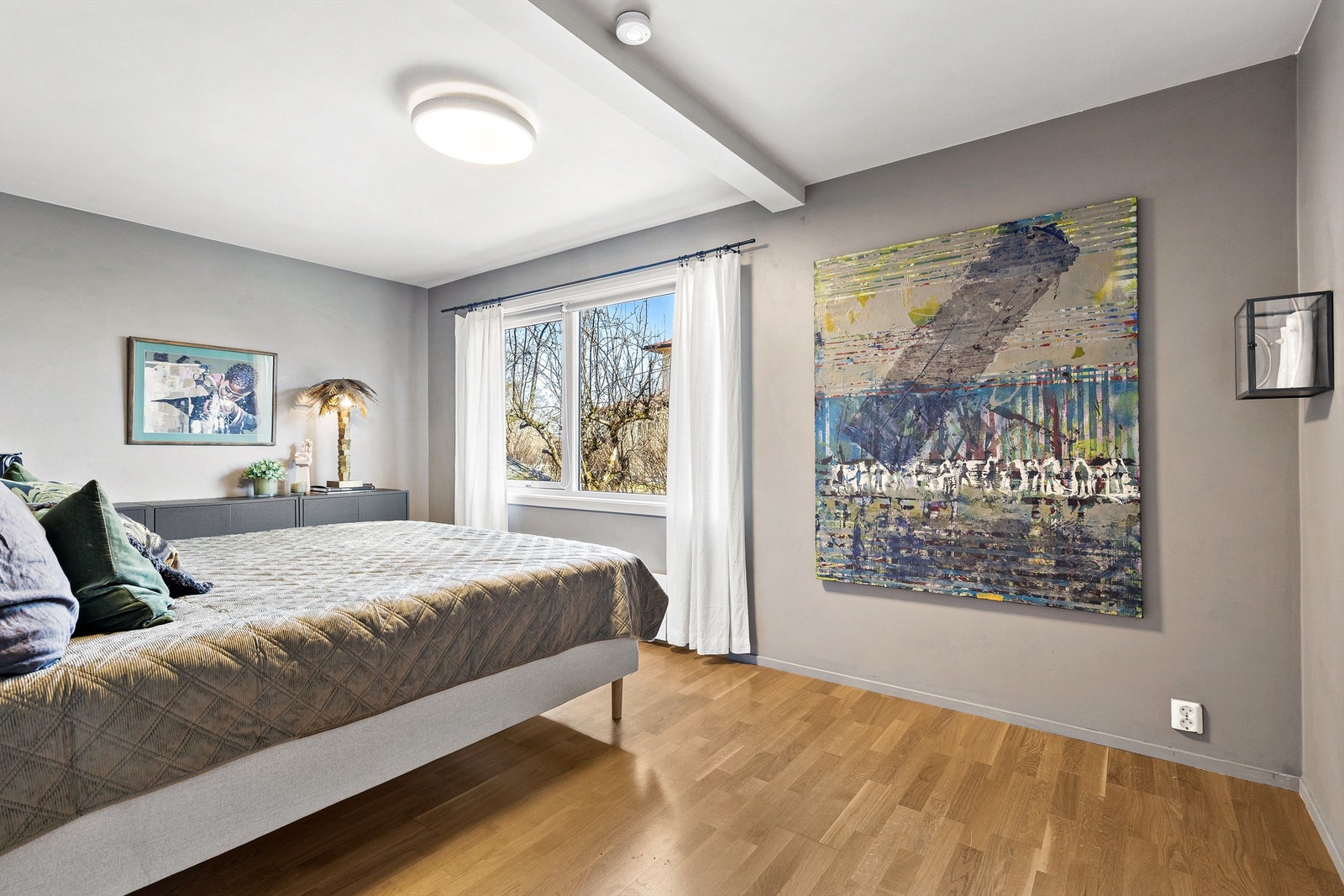 Boligen har 3 soverom. Hovedsoverommet er av god størrelse og har plass til dobbeltseng med nattbord. Her er det også et romslig walk-in-closet med god plass til garderoben. Galleribilde