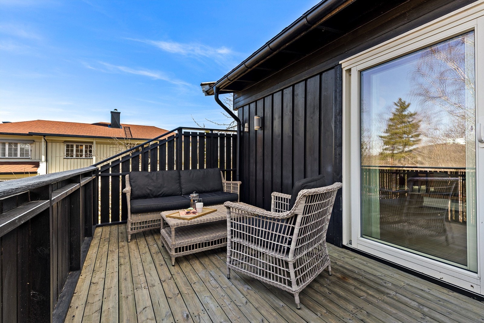 Balkongen med utgang fra stuen har plass til utemøbler og hyggelig utsyn mot grøntarealer. Galleribilde