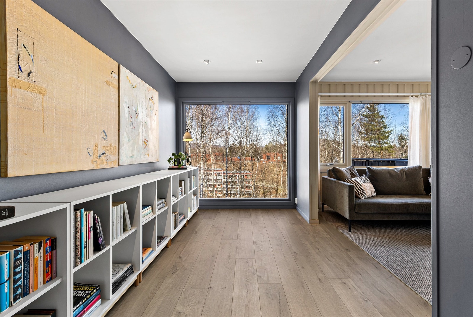 Stue med flere møbleringsmuligheter. Her er det plass til sittegruppe, TV-område og godt med skap/hyller langs veggene. Galleribilde