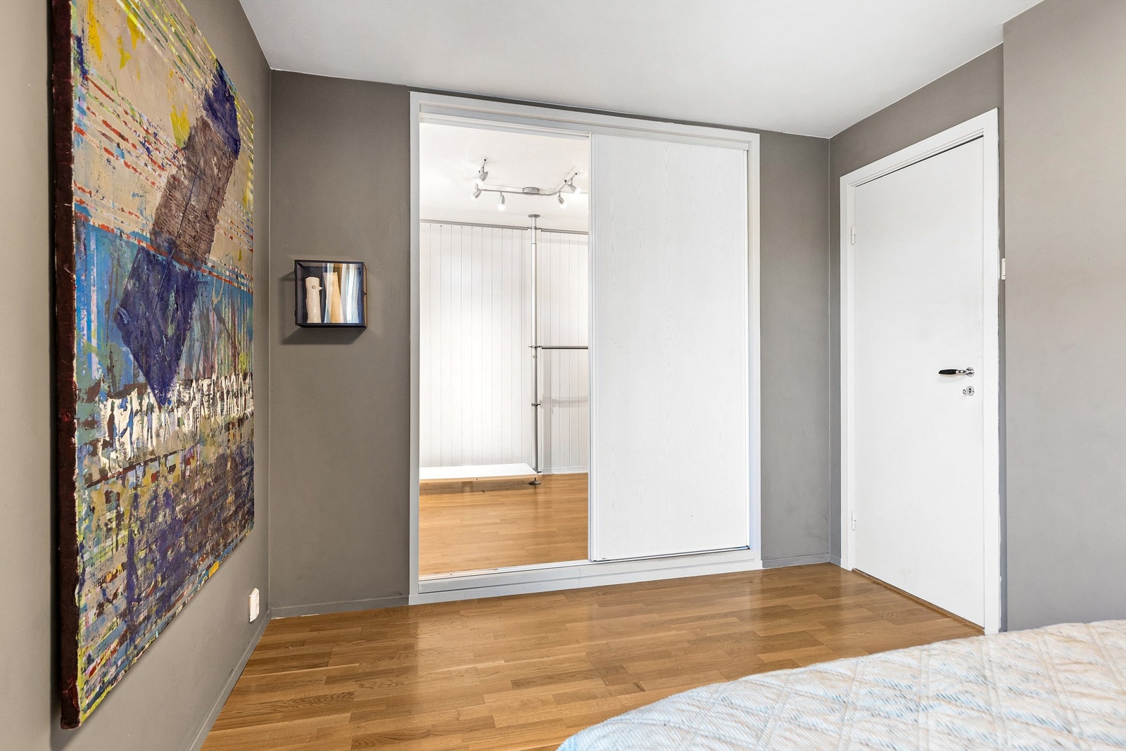 Boligen har 3 soverom. Hovedsoverommet er av god størrelse og har plass til dobbeltseng med nattbord. Her er det også et romslig walk-in-closet med god plass til garderoben. Galleribilde
