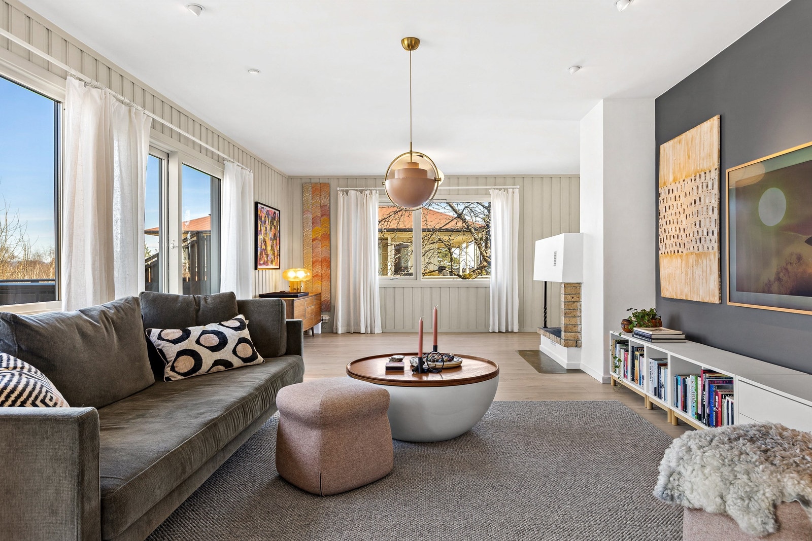 Stue med flere møbleringsmuligheter. Her er det plass til sittegruppe, TV-område og godt med skap/hyller langs veggene. Peisen i stuen gir ekstra varme og hygge. Galleribilde