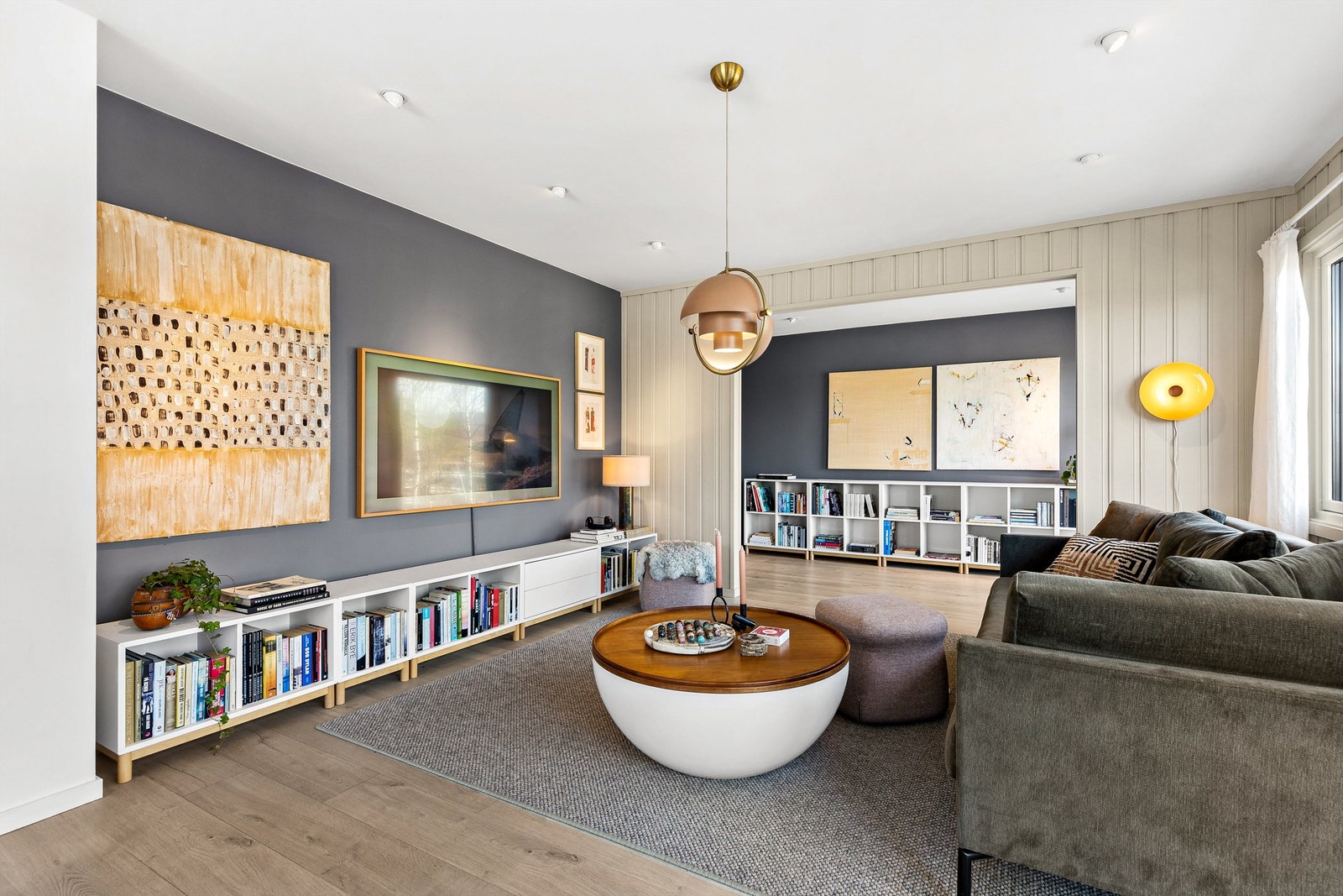 Stue med flere møbleringsmuligheter. Her er det plass til sittegruppe, TV-område og godt med skap/hyller langs veggene. Galleribilde