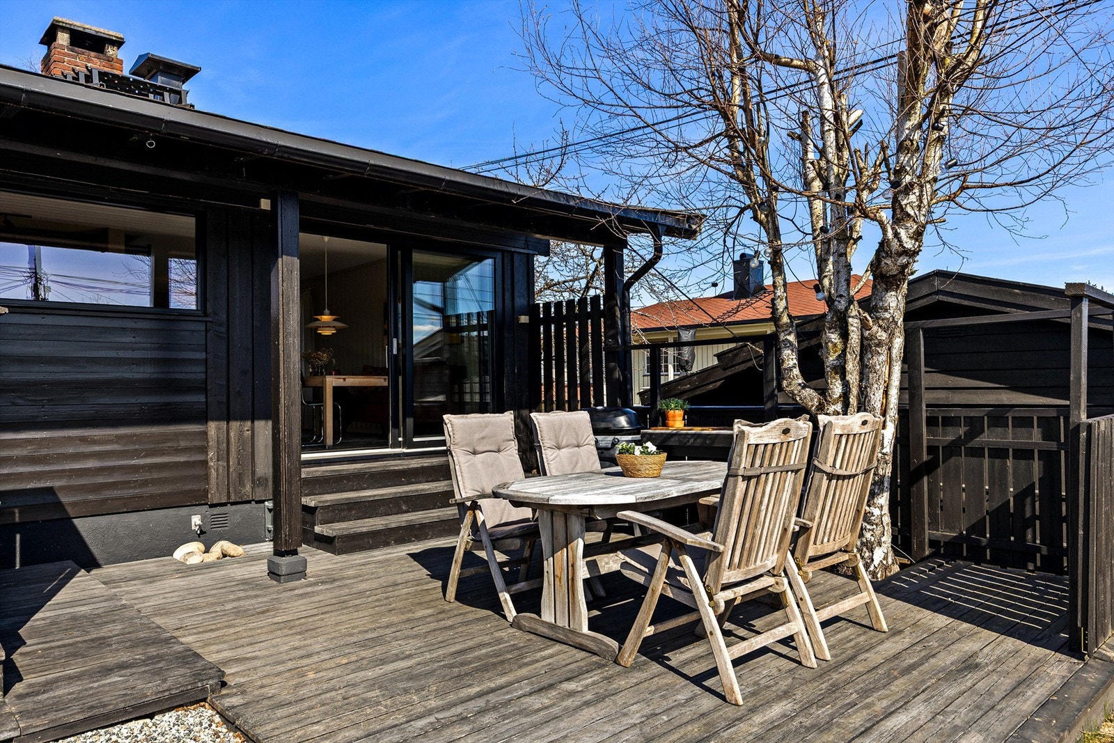 Terrassen med utgang fra kjøkken/spisestue. Her kan man nyte middagen på solrike dager. God plass til utemøbler og grill. Galleribilde