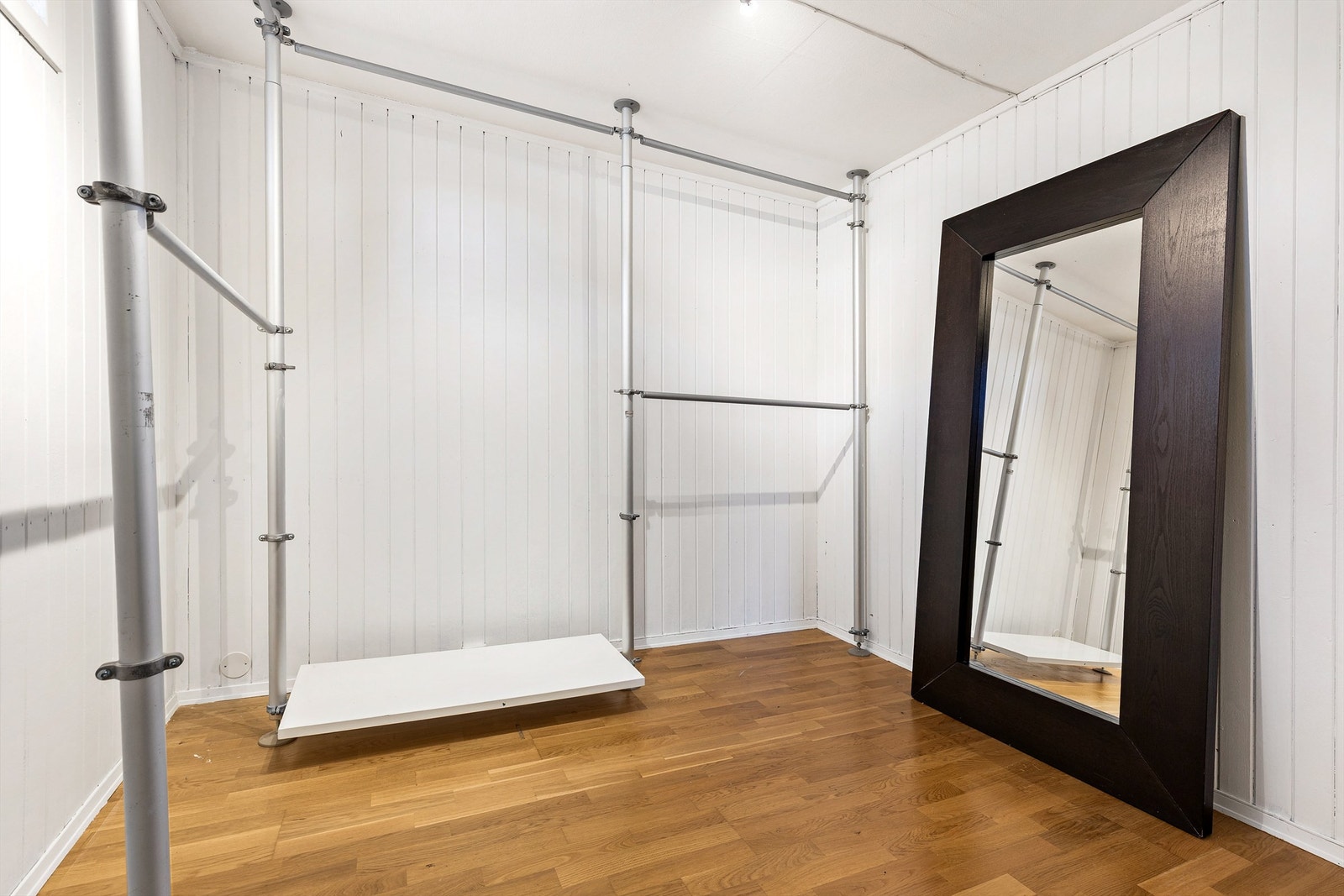Walk-in-closet med god plass. Galleribilde