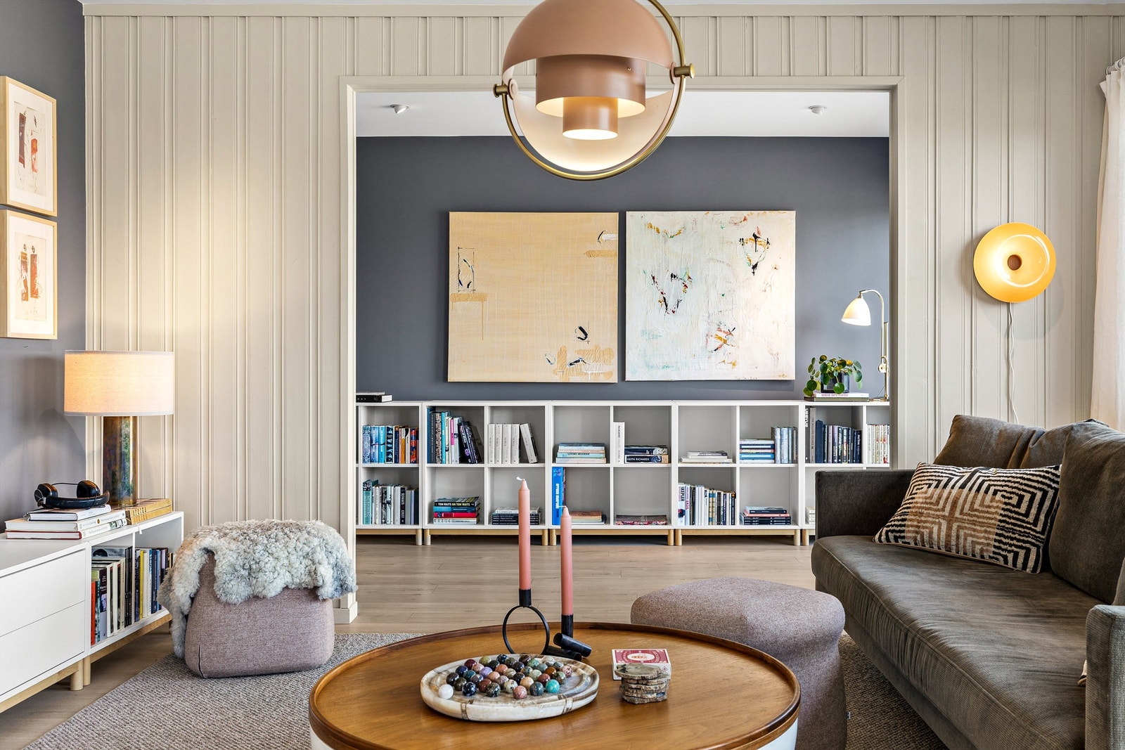 Stue med flere møbleringsmuligheter. Her er det plass til sittegruppe, TV-område og godt med skap/hyller langs veggene. Galleribilde