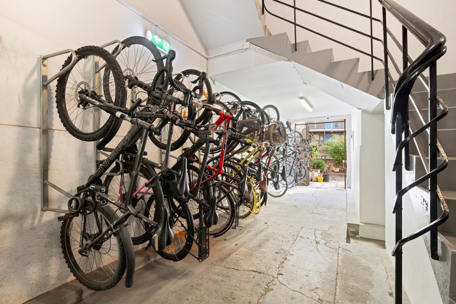 Sykkelparkering i portrom Galleribilde