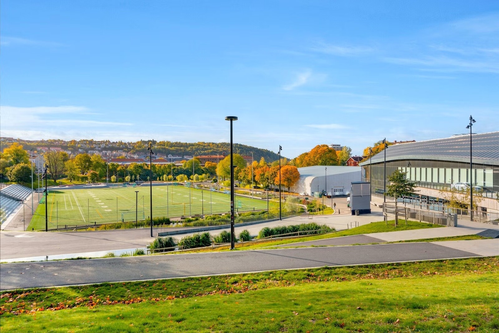 Det er kort vei til treningssenter og idrettshall, samt Jordal sportspark med bl.a. fotballbane, skøytehall, amerikansk fotball og skateanlegg m.m. Galleribilde