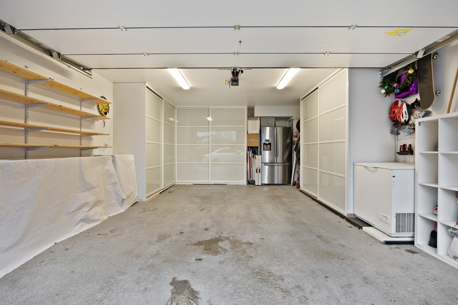 Parkering i integrert dobbelgarasje og på siden av boligen. Det er montert elbillader i garasjen Galleribilde