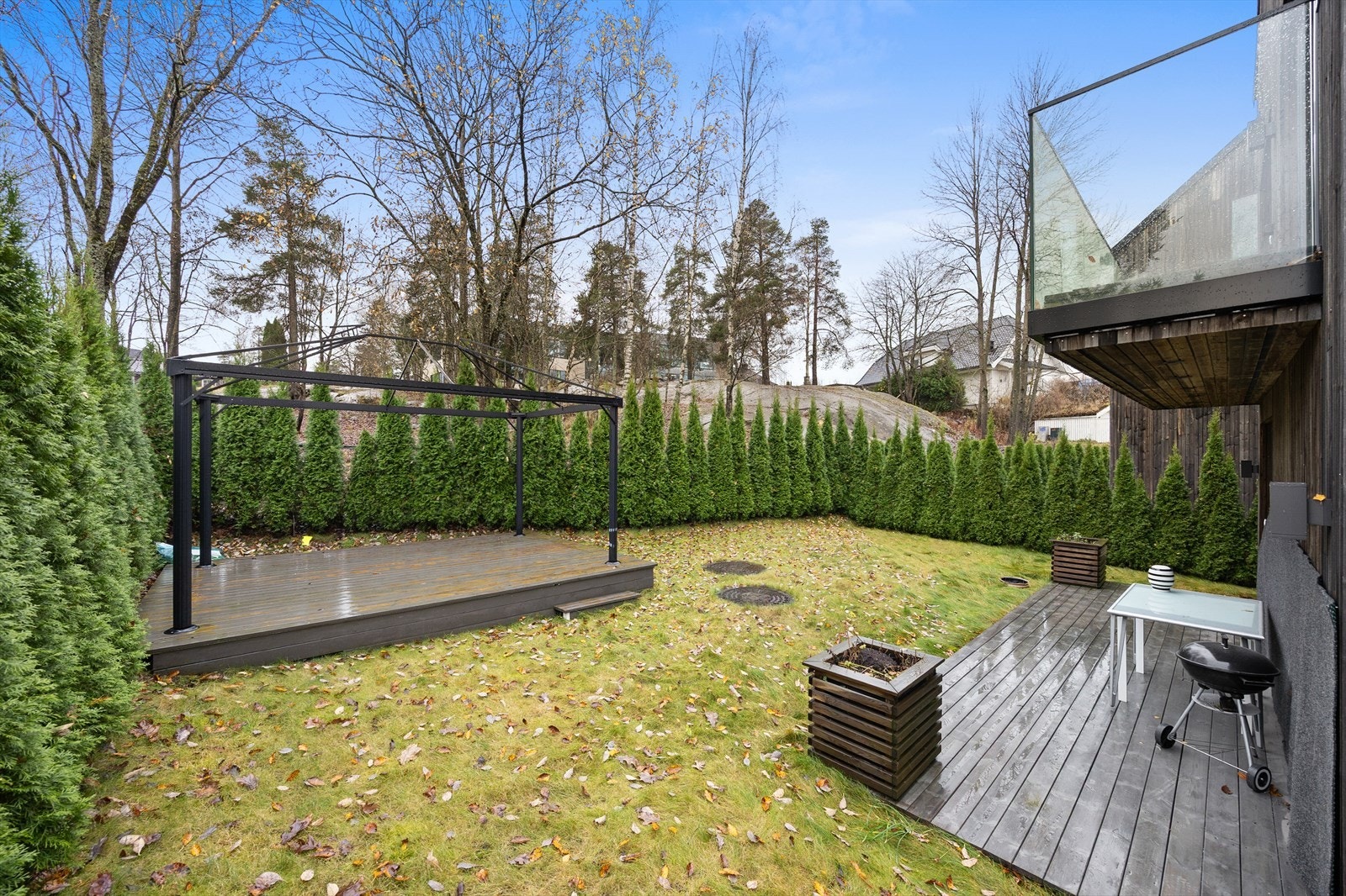 Trivelig pergola-platting er bygget i hagen Galleribilde