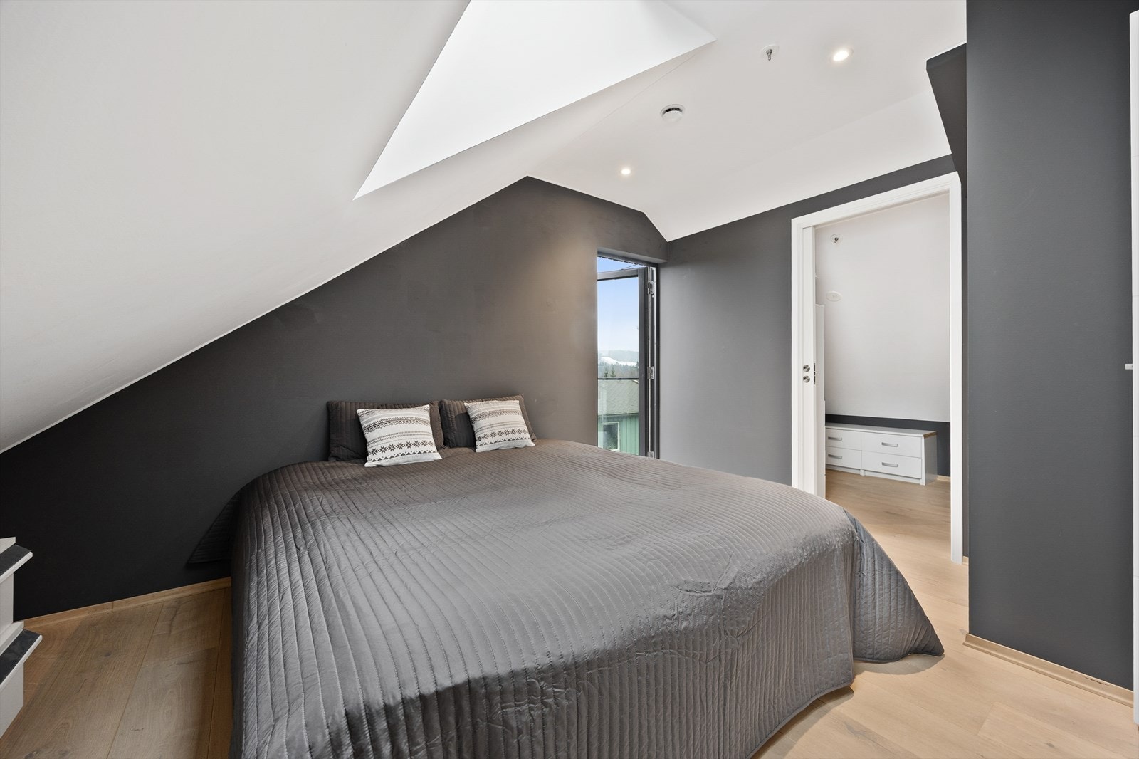 Hovedsoverommet har god plass til dobbeltseng og har tilgang til egen walk-in-garderobe Galleribilde